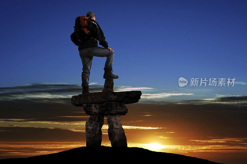 XXL hiker和inukshuk